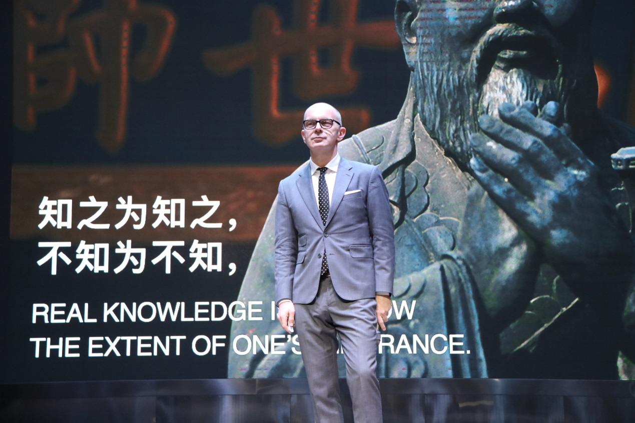 自貢市外國語學(xué)校--教育資源多元化，大師解惑談創(chuàng)新