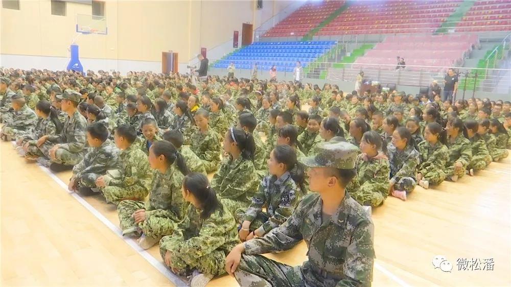 松潘中學軍訓第一課對新生進行愛國主義教育