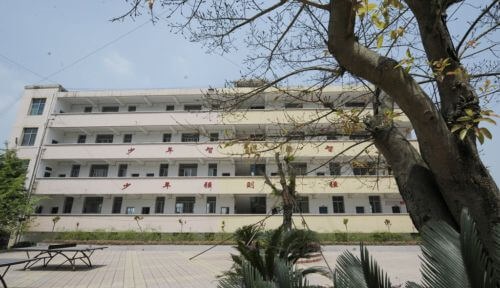 講治中學(xué)聯(lián)系電話是多少？