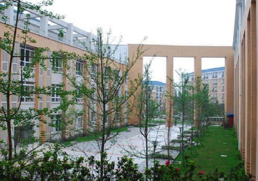 八一聚源高級中學校園環(huán)境怎么樣？