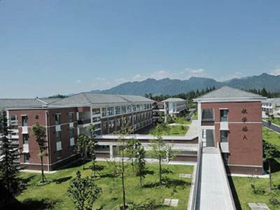 青城山高級(jí)中學(xué)校園環(huán)境怎么樣？