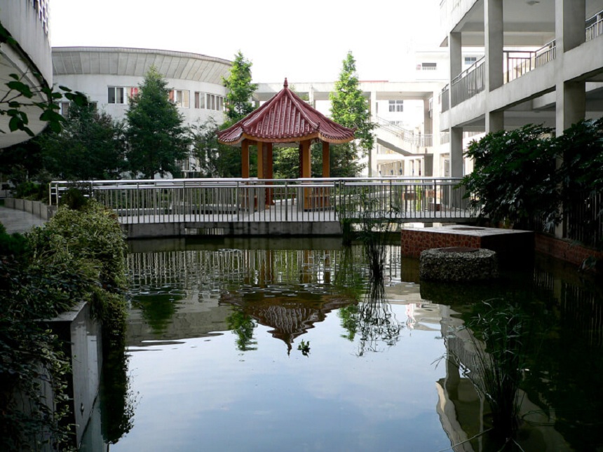 龍泉中學地址在哪里？