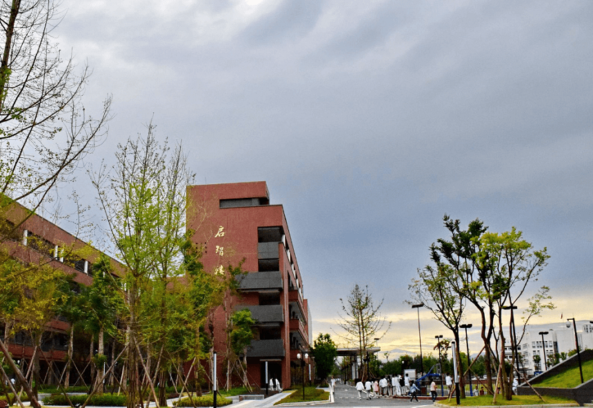 電子科技大學(xué)實(shí)驗(yàn)中學(xué)招生咨詢電話是多少？