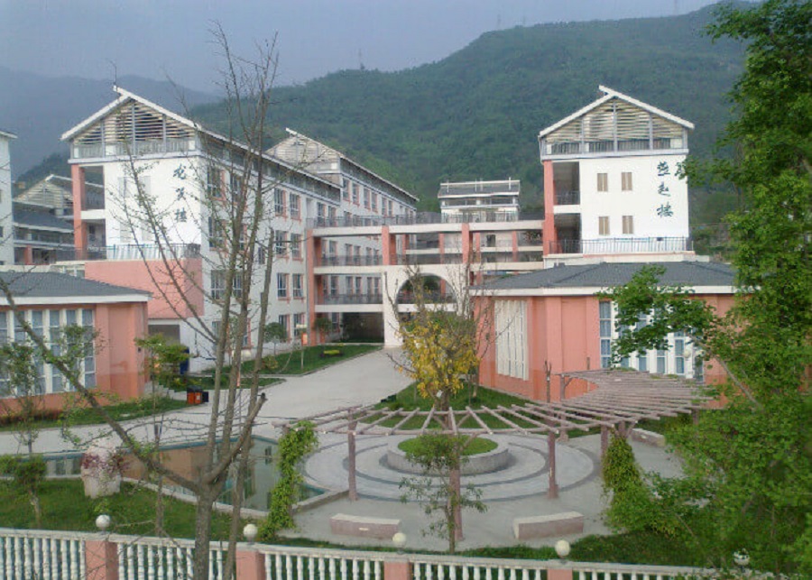 平武中學(xué)學(xué)費是多少？