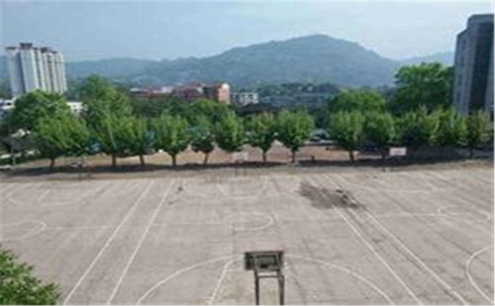 瀘州市納溪區(qū)護(hù)國中學(xué)是公辦學(xué)校嗎？