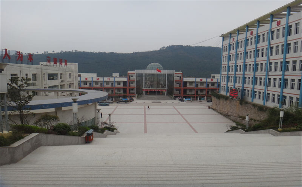 通江縣第二中學學校詳細地址在什么地方？