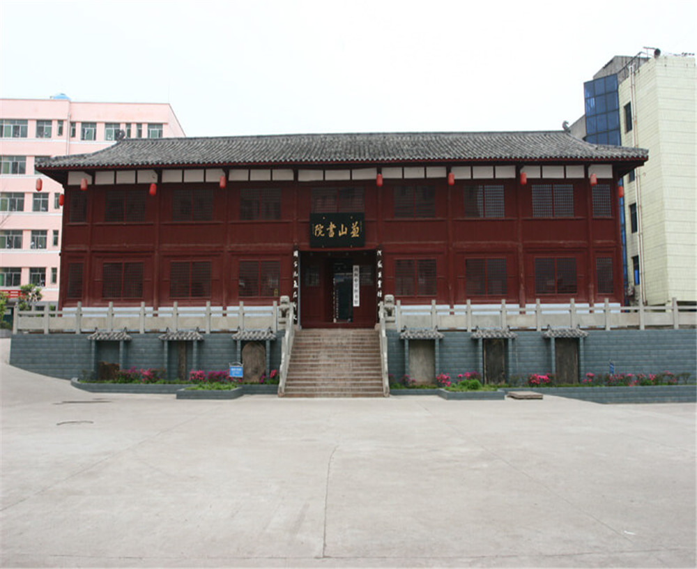 劍閣中學學校環(huán)境怎么樣？