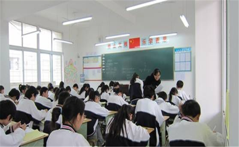 鼎山中學(xué)學(xué)校環(huán)境怎么樣？