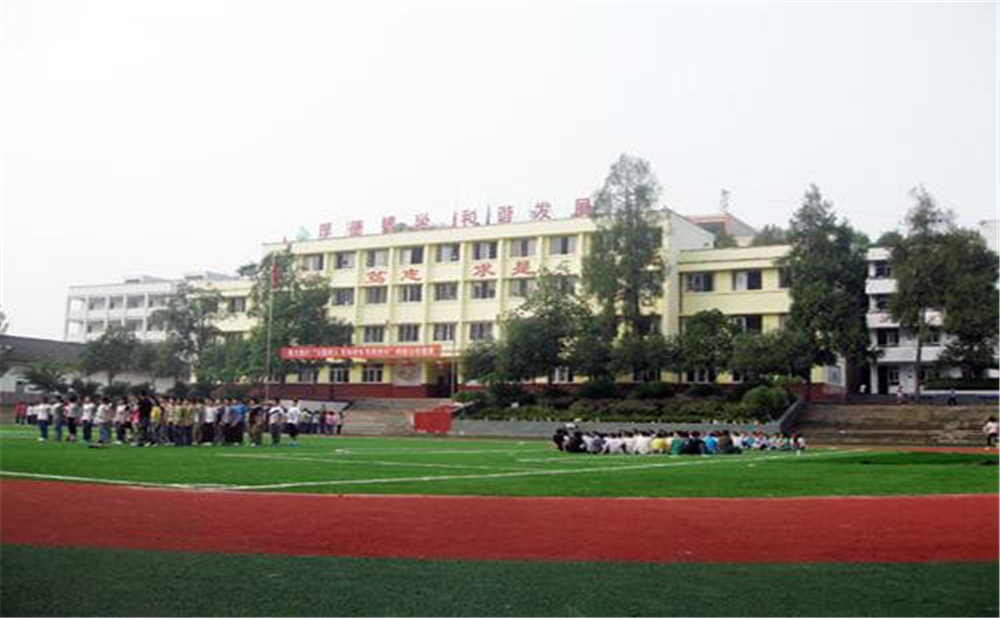 巴州區(qū)茶壩中學(xué)學(xué)校環(huán)境怎么樣？