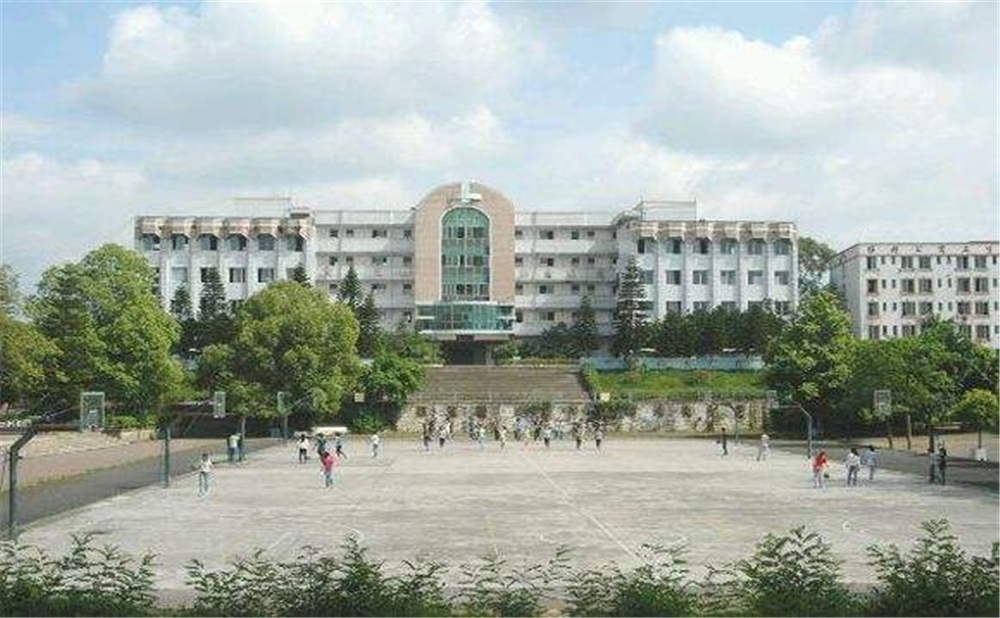 內(nèi)江十中學(xué)校環(huán)境怎么樣？
