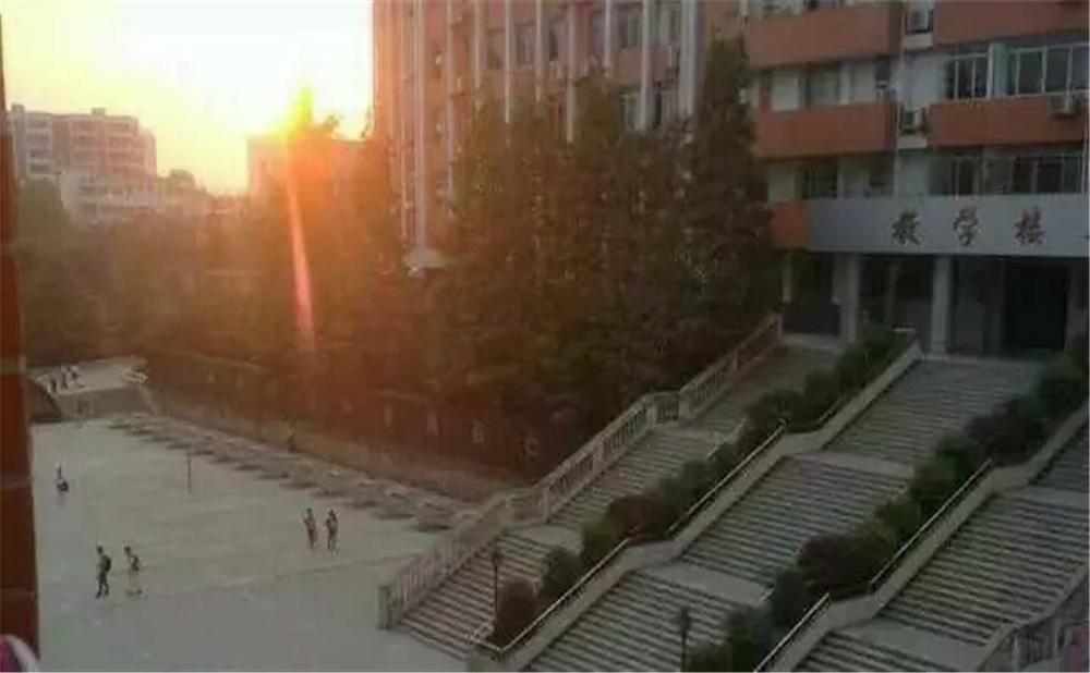 南充十一中學(xué)校環(huán)境怎么樣？