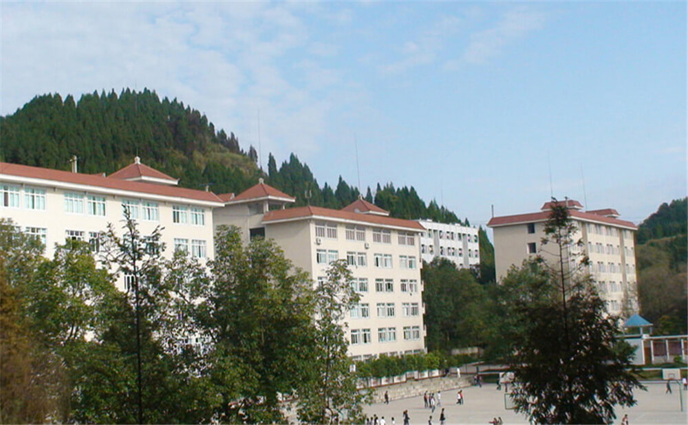 建興中學(xué)學(xué)校環(huán)境怎么樣？