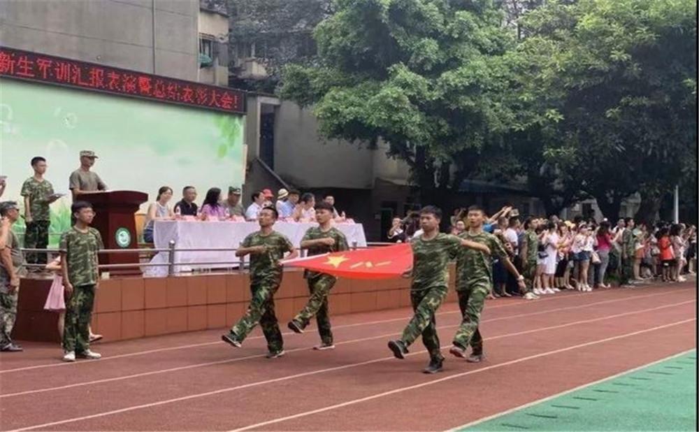 成都市第十七中學(xué)去年的錄取分數(shù)線是多少?