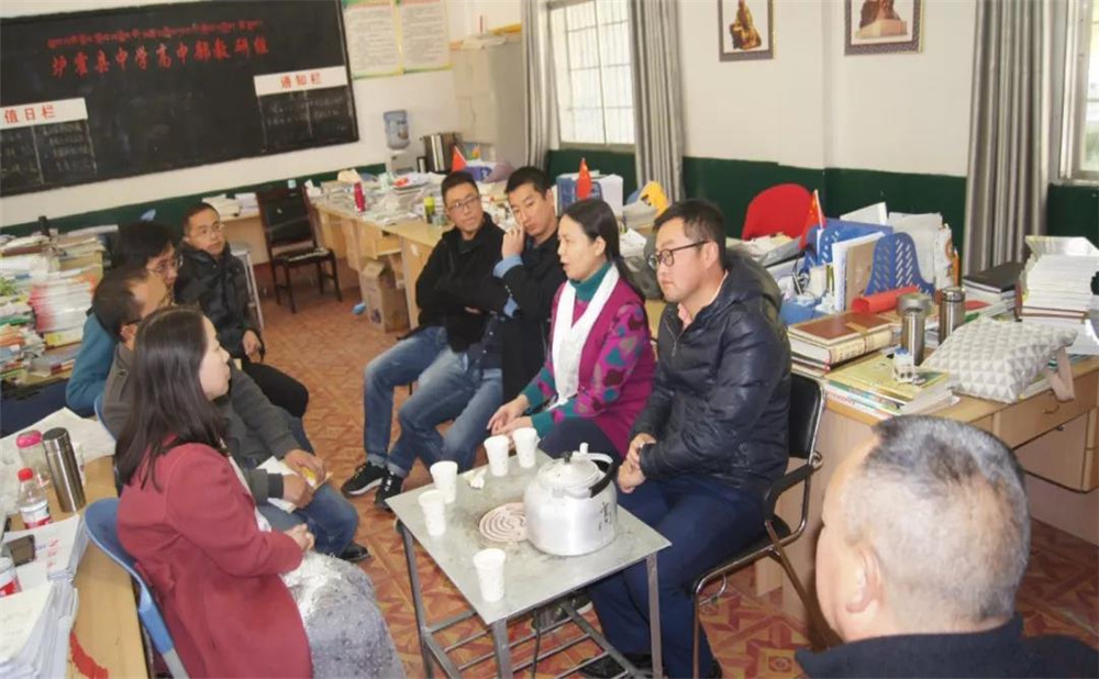 四川師范大學(xué)附屬中學(xué)外招生一年的學(xué)費是多少？