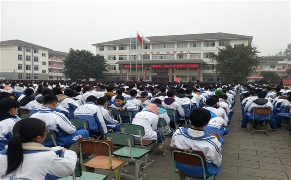 淮口中學(xué)外招生一年的學(xué)費是多少？