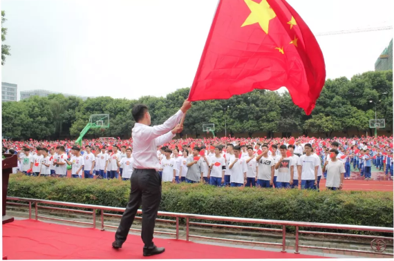 成都石室佳興外國(guó)語(yǔ)學(xué)校的學(xué)費(fèi)是多少？