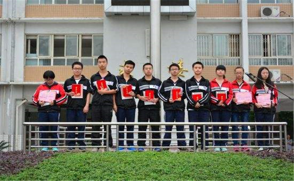 郫縣四中學(xué)費(fèi)是多少？