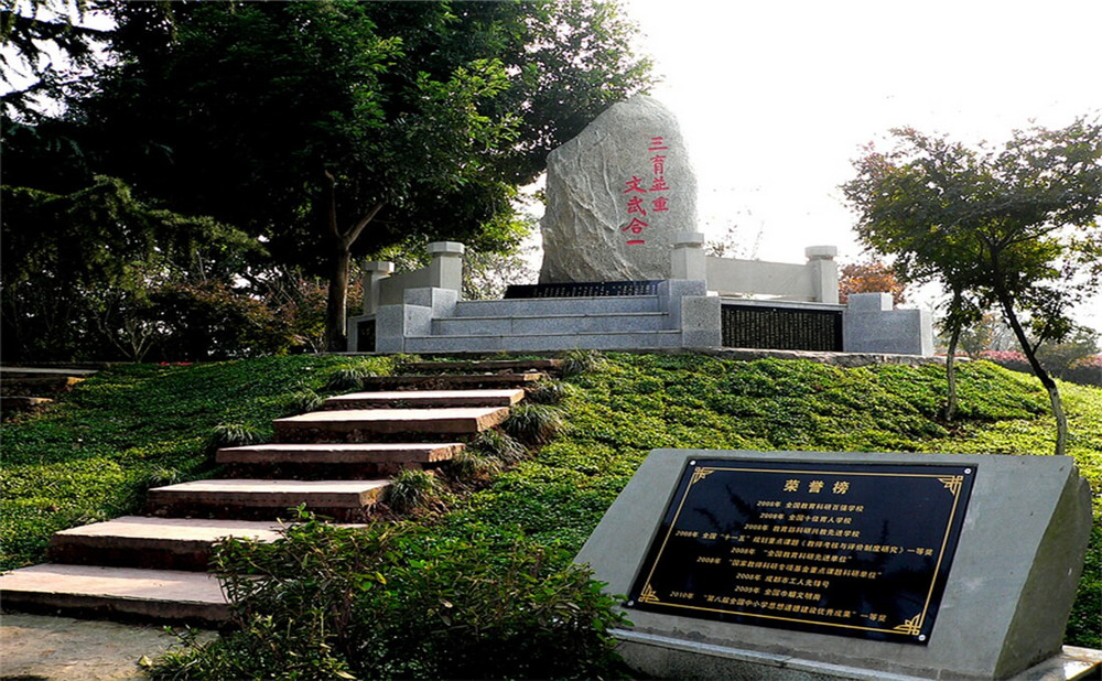 成都市龍泉中學(xué)的本科升學(xué)率是多少？