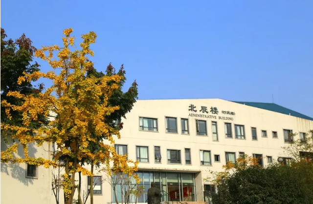成都實(shí)驗(yàn)外國(guó)語(yǔ)學(xué)校的錄取分?jǐn)?shù)線是多少？