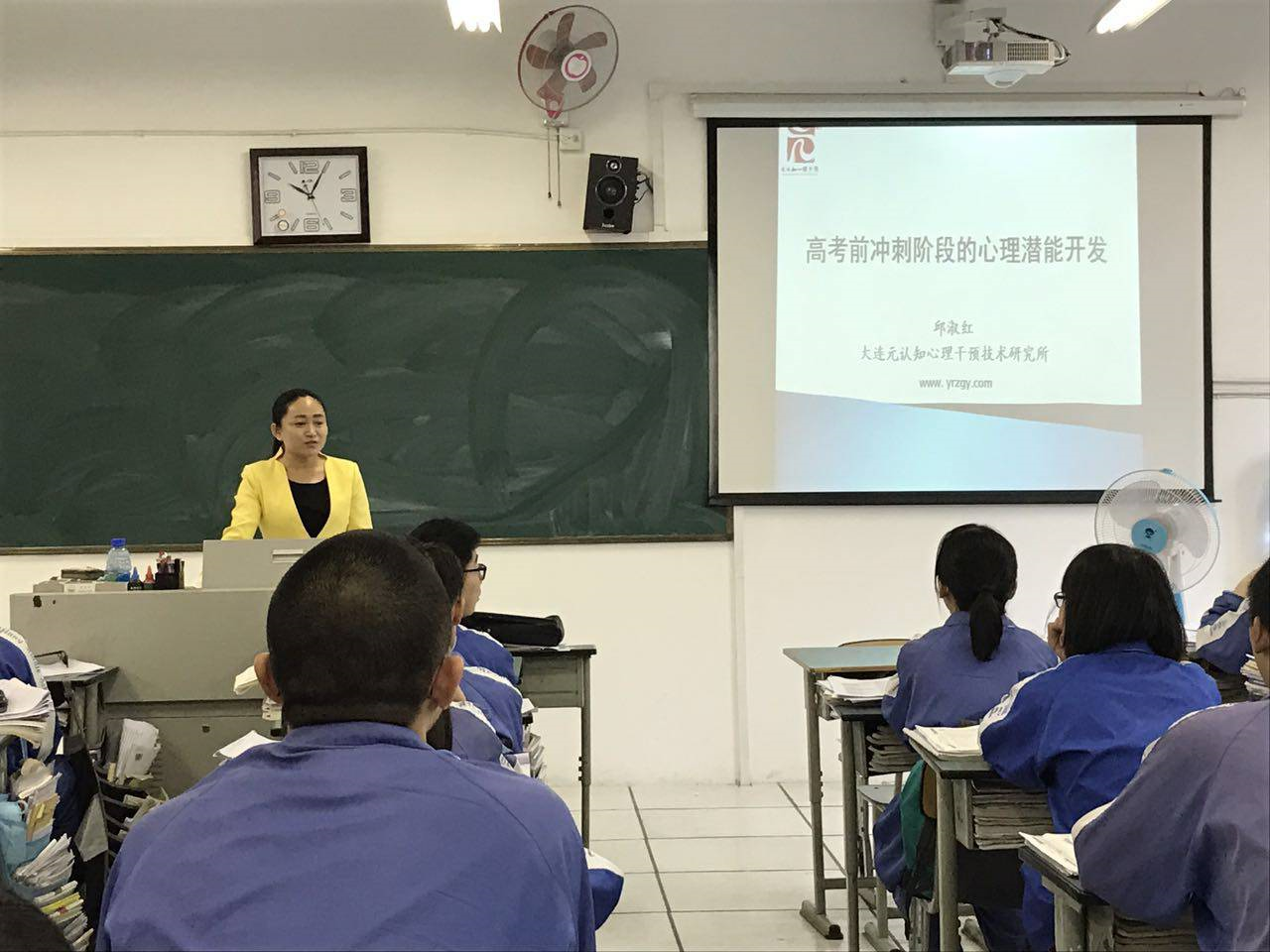 溫江中學(xué)高中一年的學(xué)費(fèi)是多少？