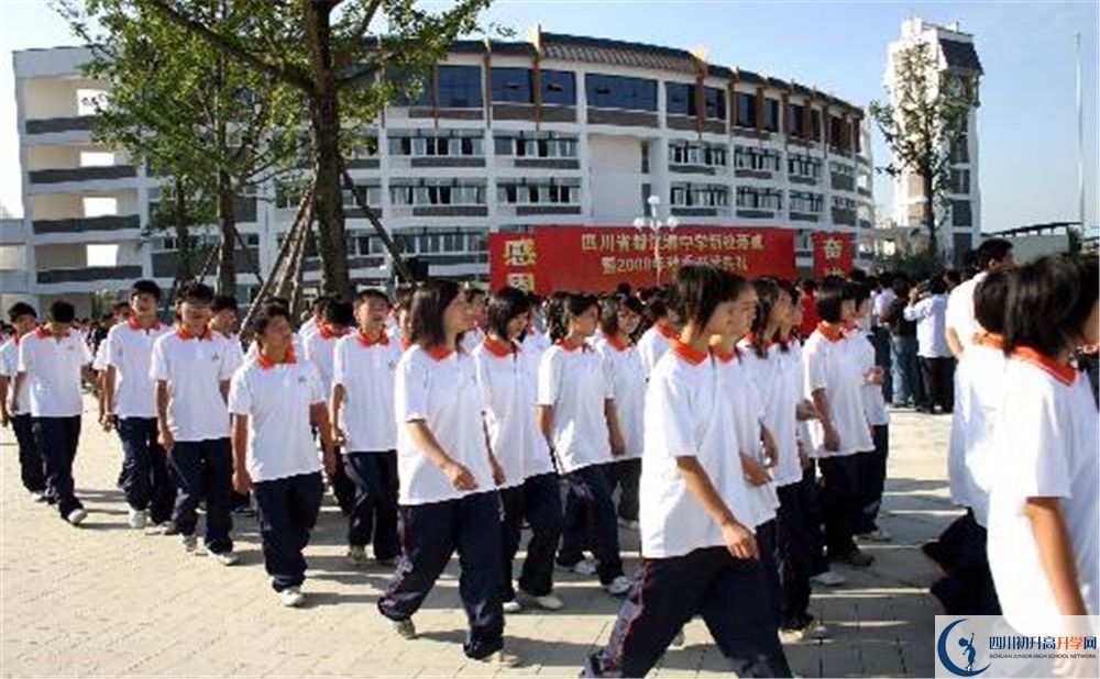 2020年都江堰中學(xué)初升高學(xué)費(fèi)是多少？