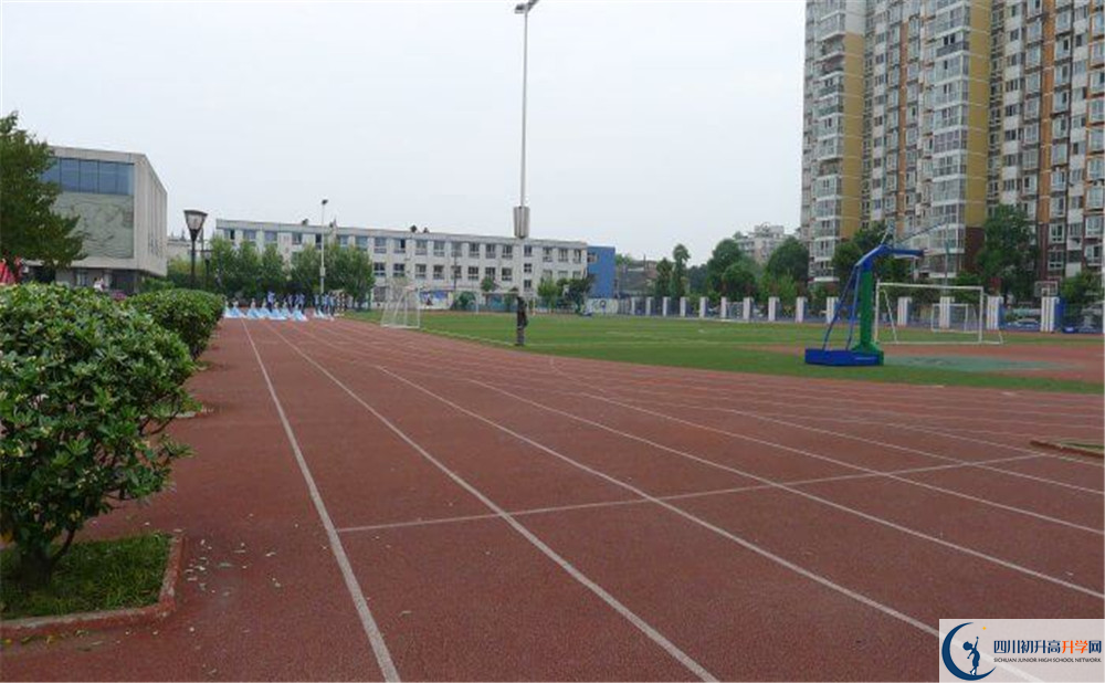成都成飛中學的收費標準是多少？