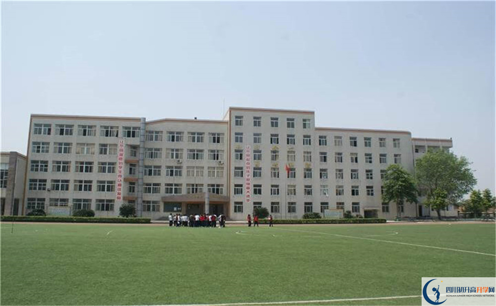 洛帶中學(xué)是個(gè)怎么樣的學(xué)校？