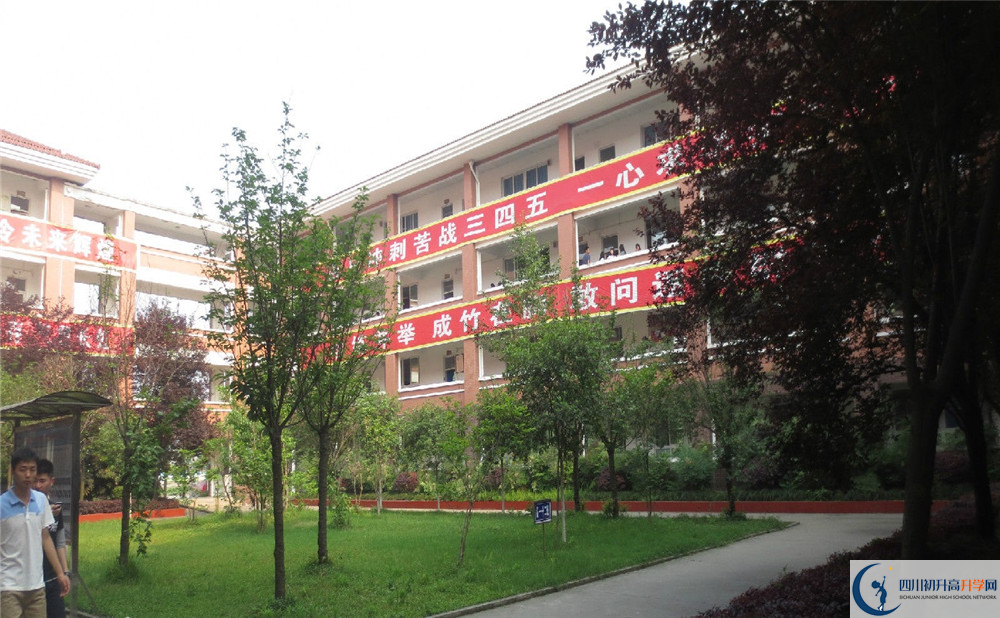 崇慶中學(xué)是怎么樣的學(xué)校？