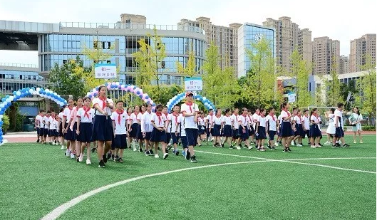 成都市泡桐樹中學的老師好不好？