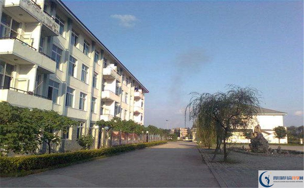 淮口中學(xué)的學(xué)費(fèi)一期是多少？