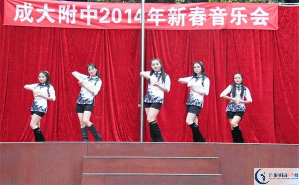 成都大學(xué)附屬中學(xué)2020年外地生學(xué)費是多少？