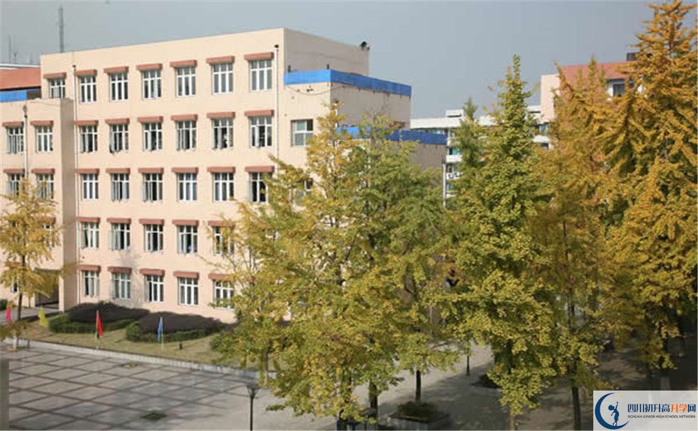 成都西藏中學(xué)的高中住宿怎么樣？