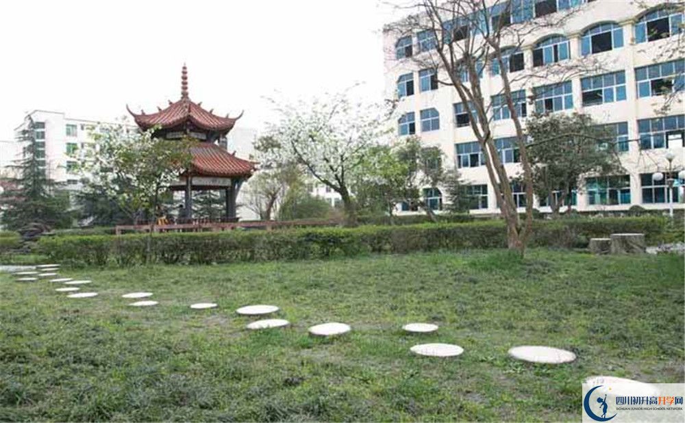 都江堰外國(guó)語(yǔ)實(shí)驗(yàn)學(xué)校是私立收費(fèi)嗎？