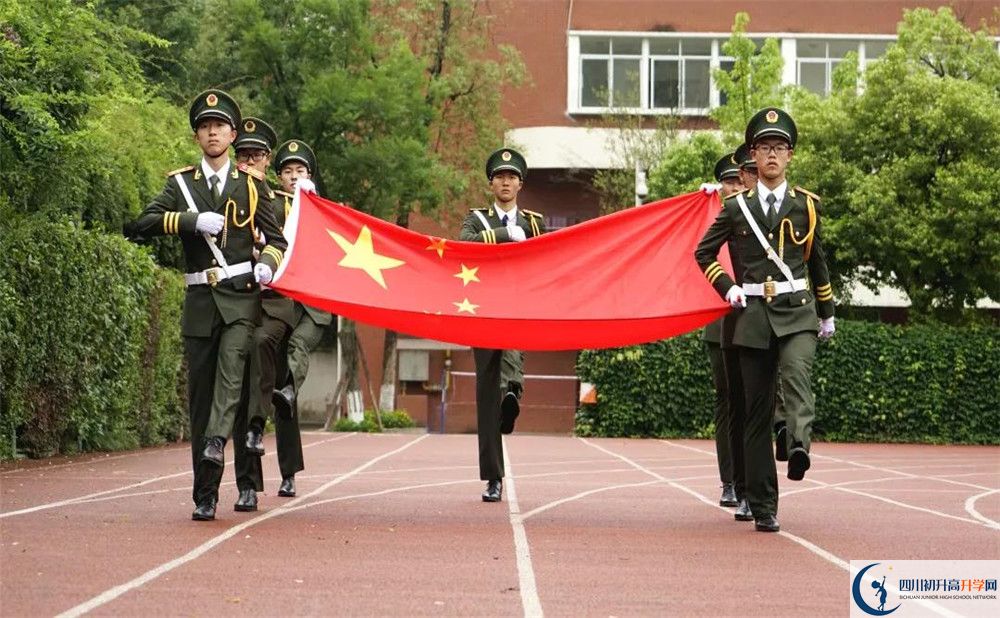 成都七中八一學(xué)校在校學(xué)生總?cè)藬?shù)是多少？