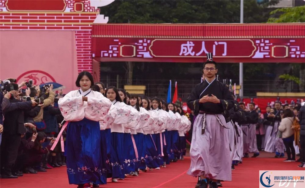 成都七中萬達學(xué)校在校學(xué)生總?cè)藬?shù)是多少？