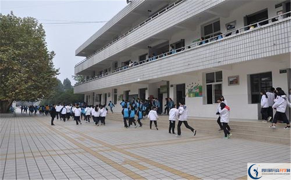 成都市太平中學(xué)在校學(xué)生總?cè)藬?shù)是多少？