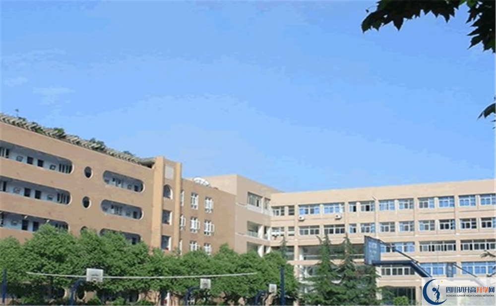 成都大學(xué)附屬中學(xué)在校學(xué)生總?cè)藬?shù)是多少？