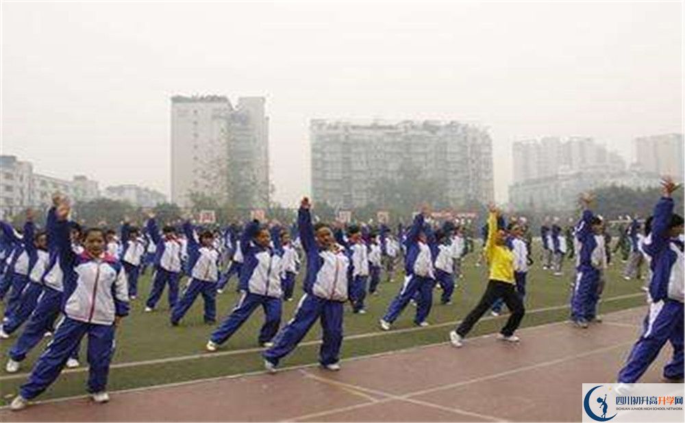 成都高新實(shí)驗(yàn)中學(xué)在校學(xué)生總?cè)藬?shù)是多少？