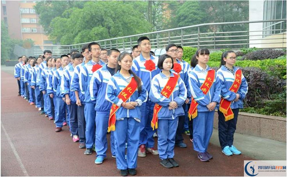溫江中學(xué)在校學(xué)生總?cè)藬?shù)是多少？