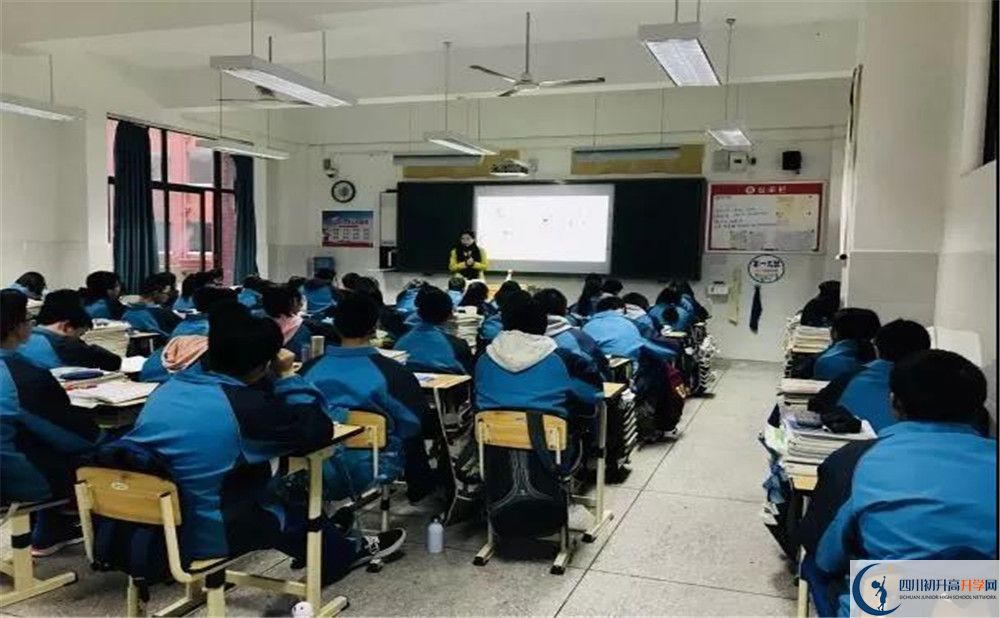 新都一中在校學(xué)生總?cè)藬?shù)是多少？